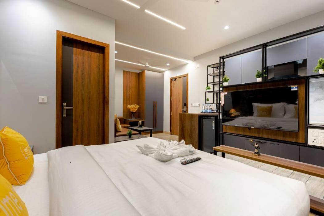 Hotel Imperial Stayz Sector 51 Gurgaon Exterior photo